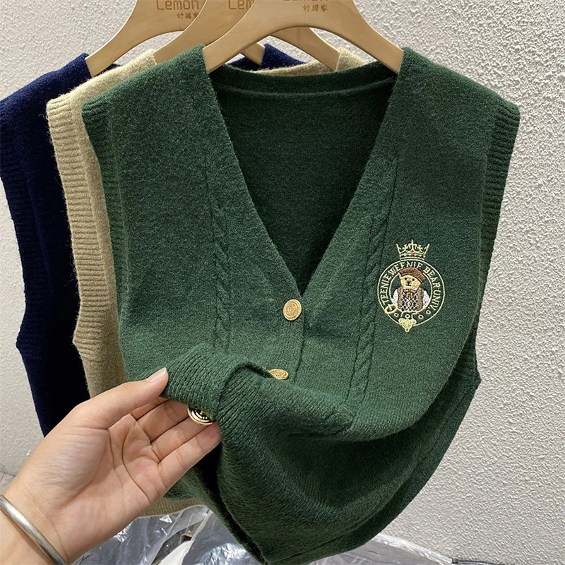 New Embroidered Bear Knitted L - Sewing Vest recension och pris
