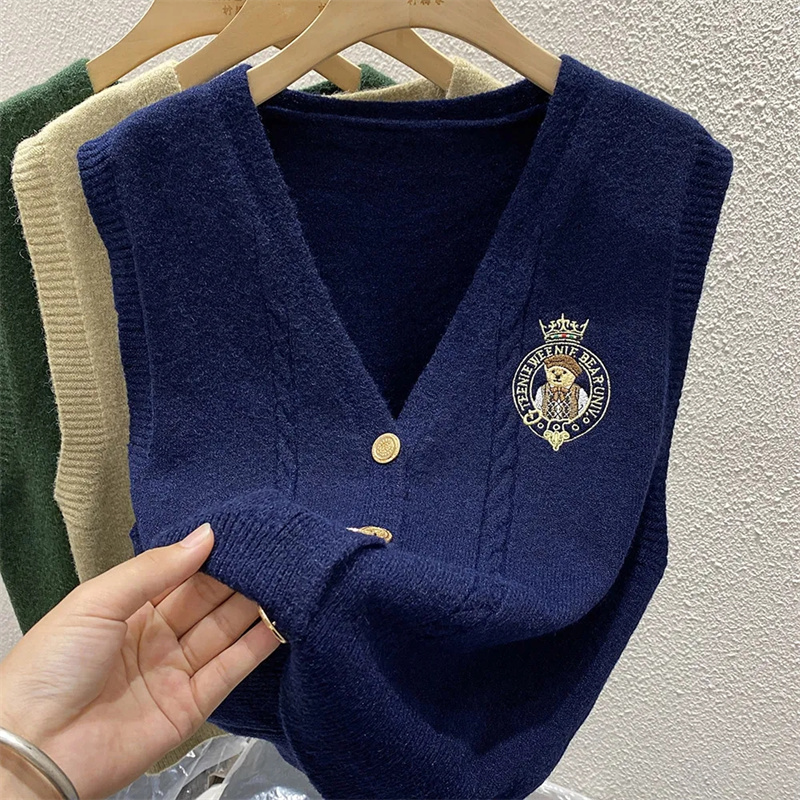 New Embroidered Bear Knitted L - Sewing Vest recension och pris